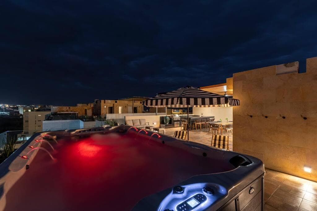 Penthouse with Private Jacuzzi and 4 Bedrooms — 28