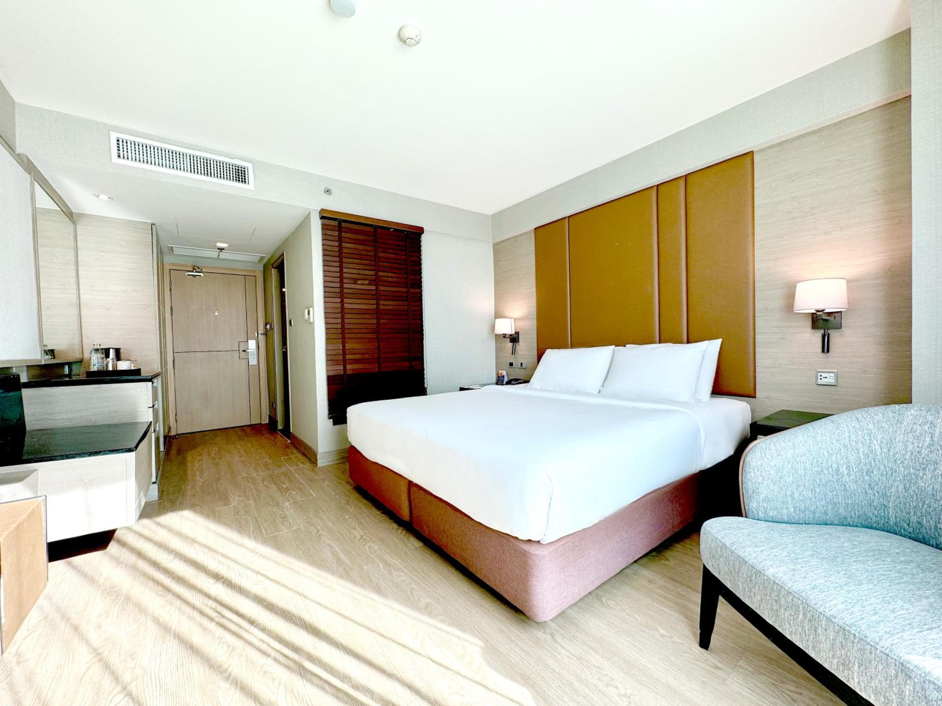 Ramada by Wyndham Bangkok Sukhumvit 11 — 18