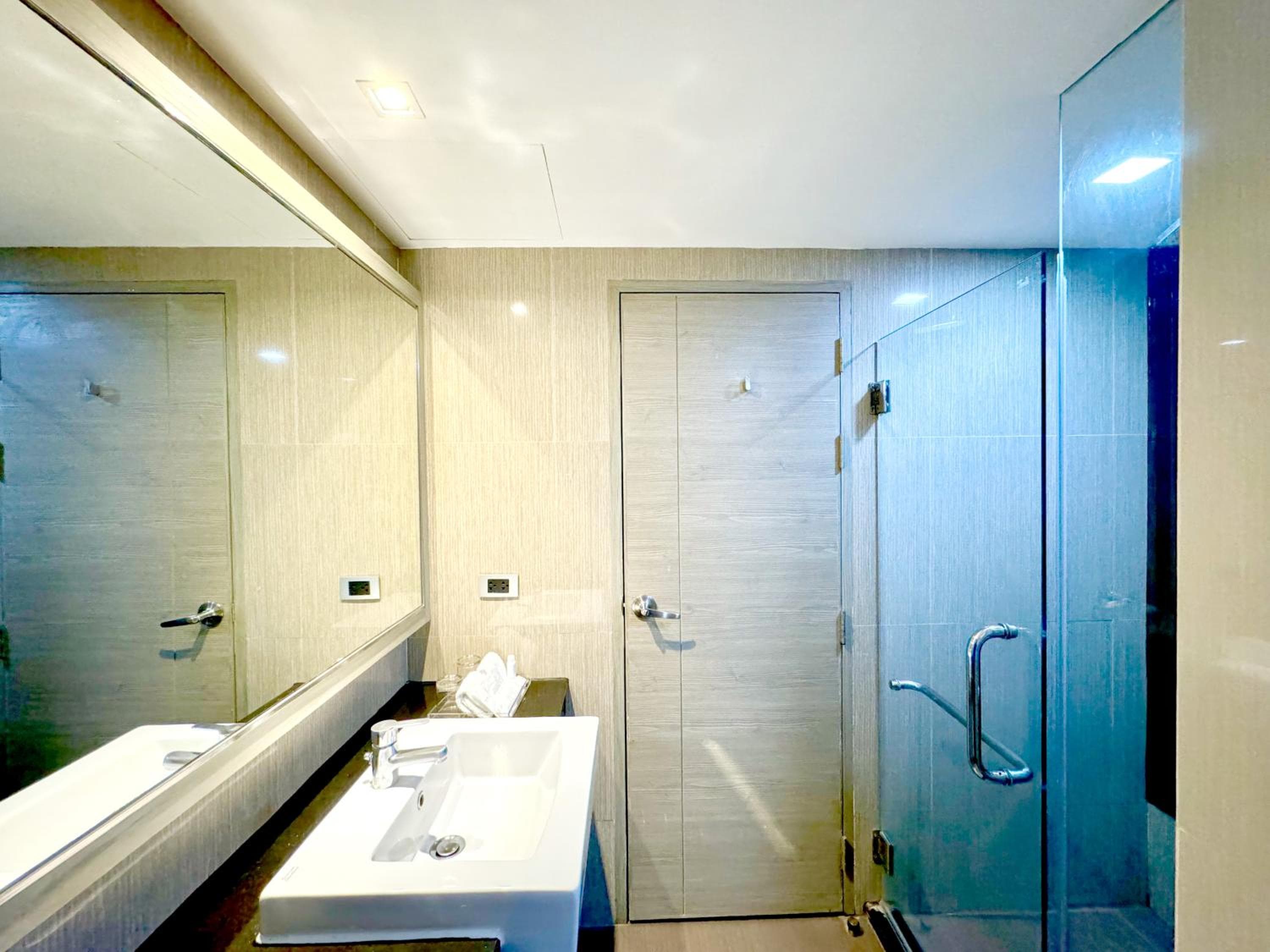 Ramada by Wyndham Bangkok Sukhumvit 11 — 23