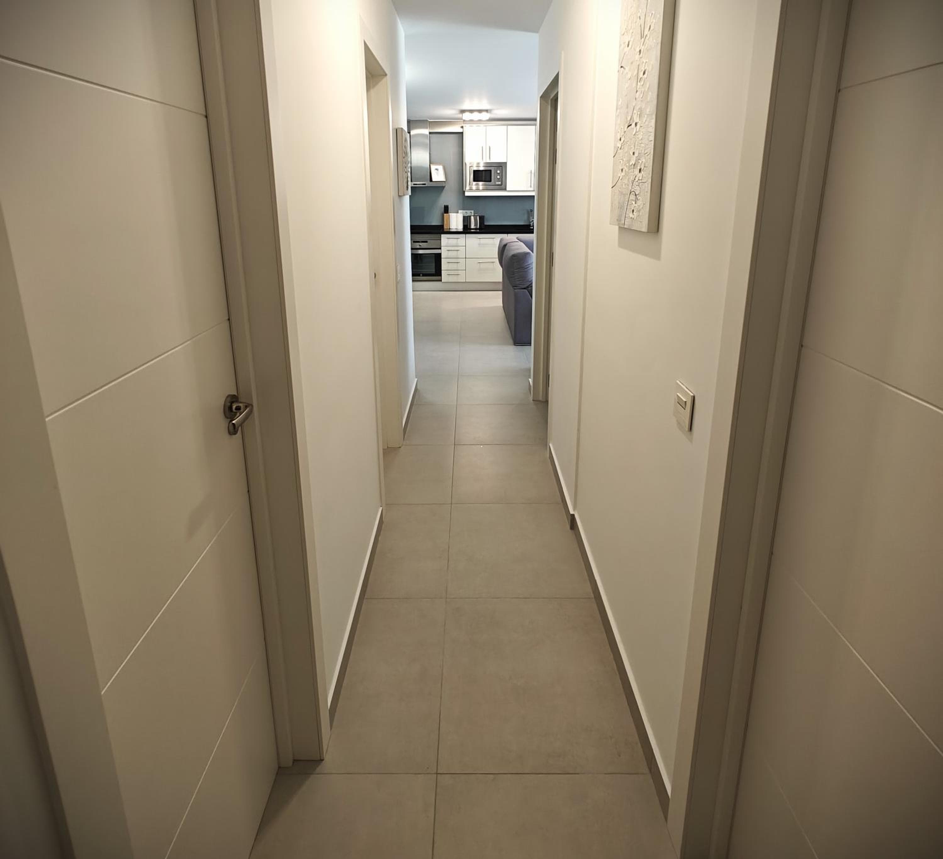 SUN APARTMENT - 3 bedrooms, priv parking, pool, AC, tv channels, fibre net — 2
