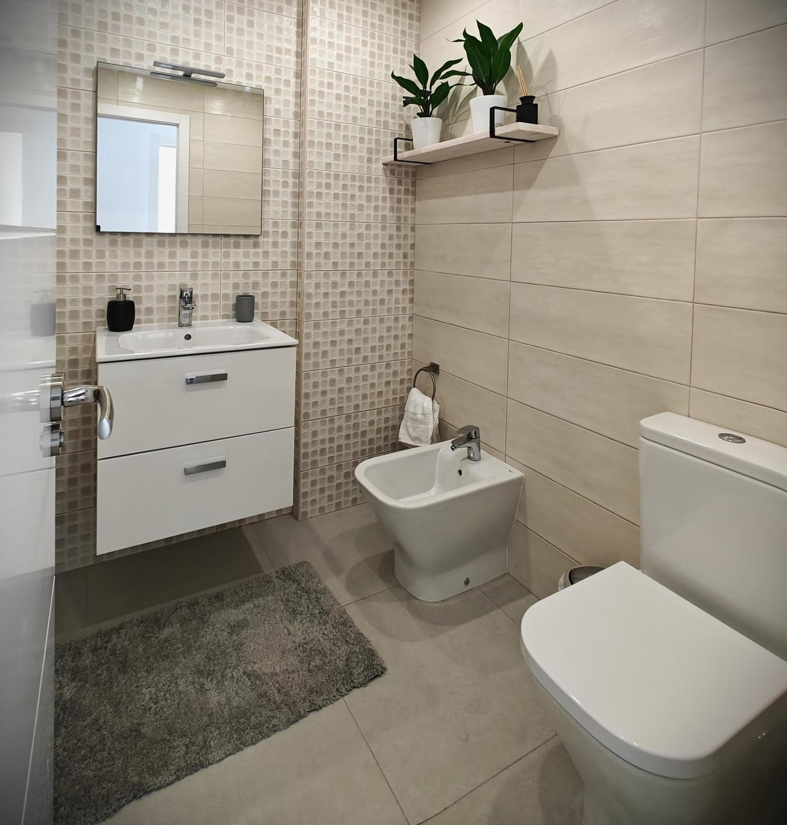 SUN APARTMENT - 3 bedrooms, priv parking, pool, AC, tv channels, fibre net — 3