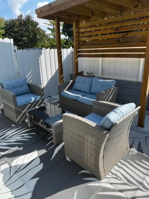 Gemütlich Neu Renoviert in FLL — 1