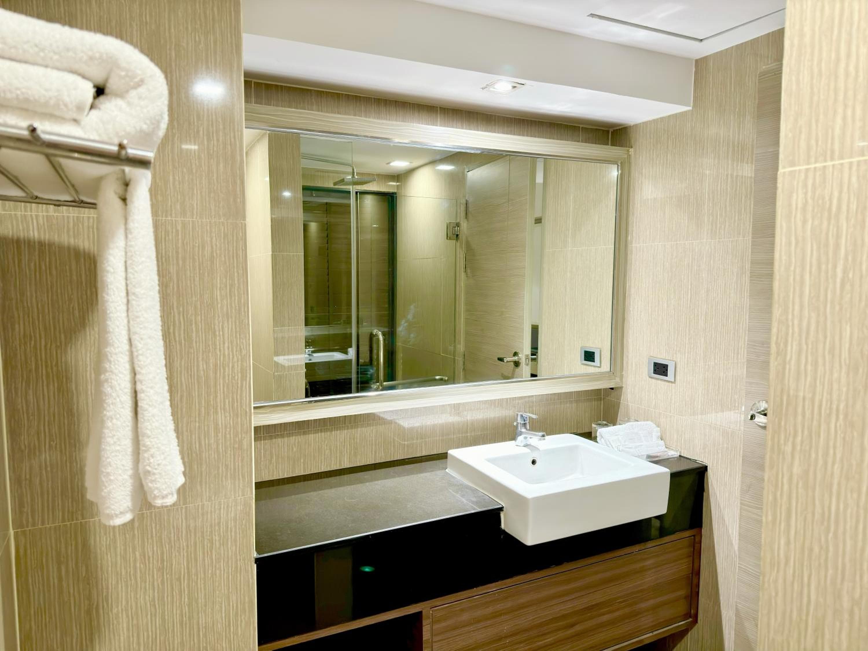 Ramada by Wyndham Bangkok Sukhumvit 11 — 24