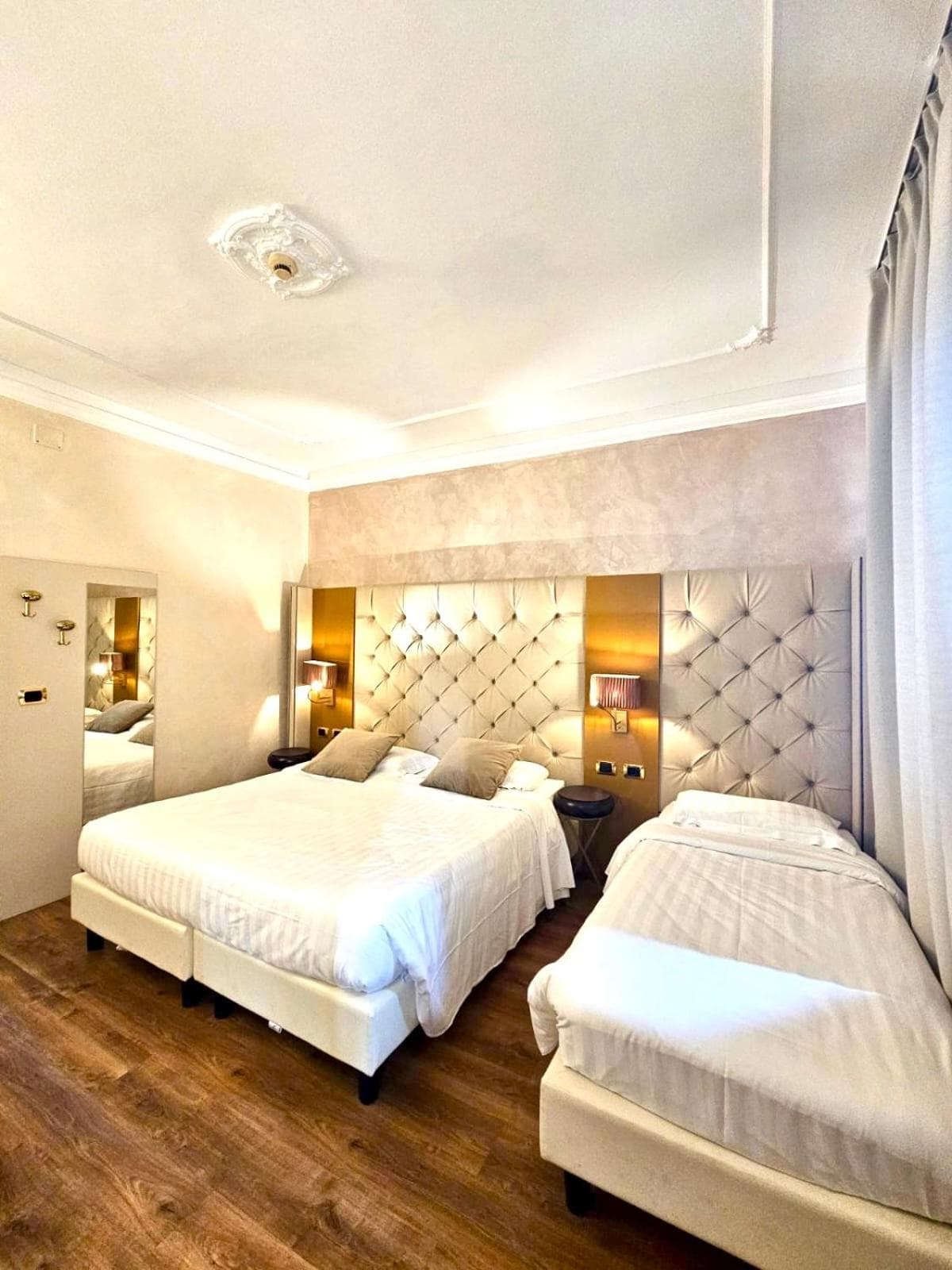 Hotel Mythos — 6