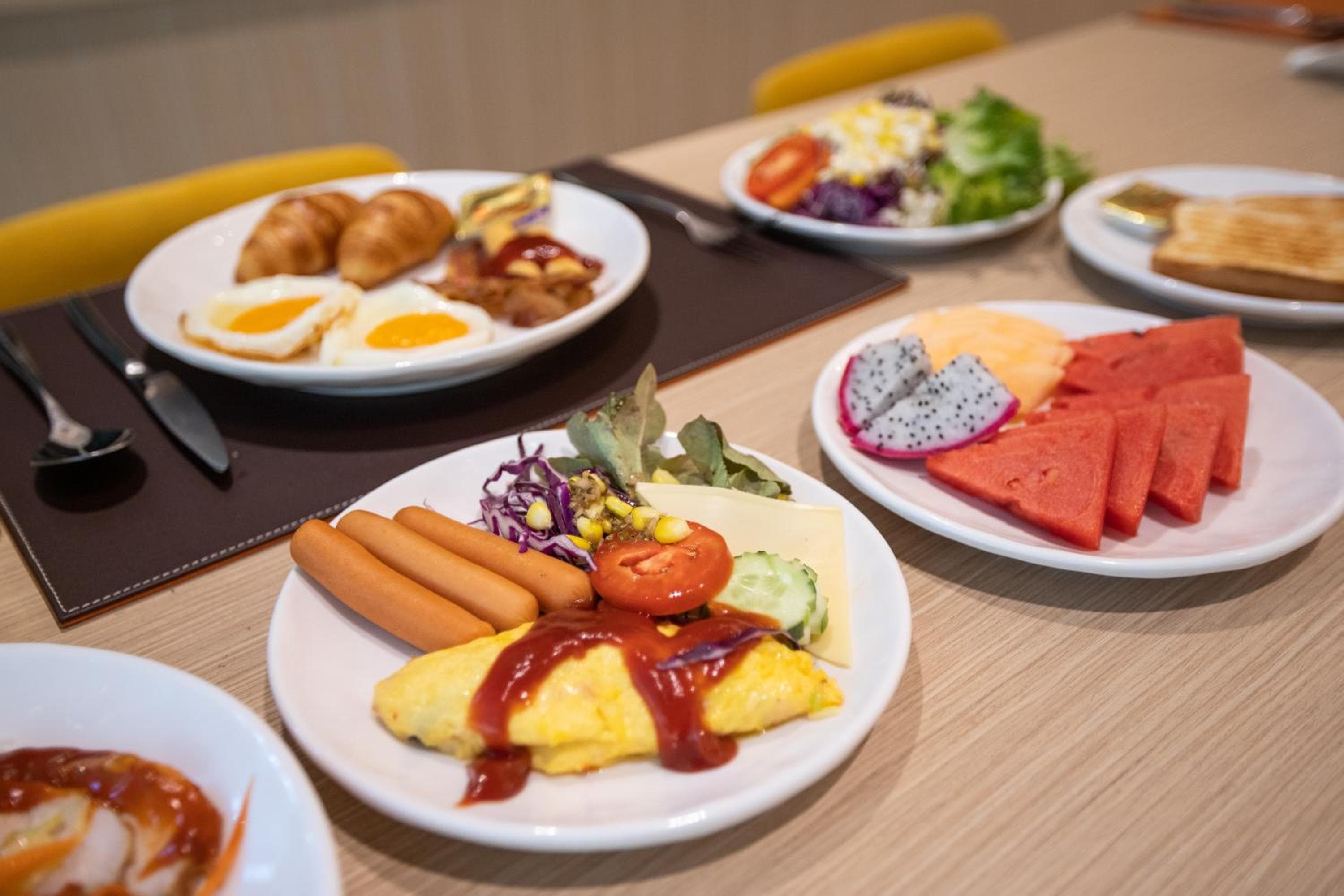 PARKROYAL Suites Bangkok — 12