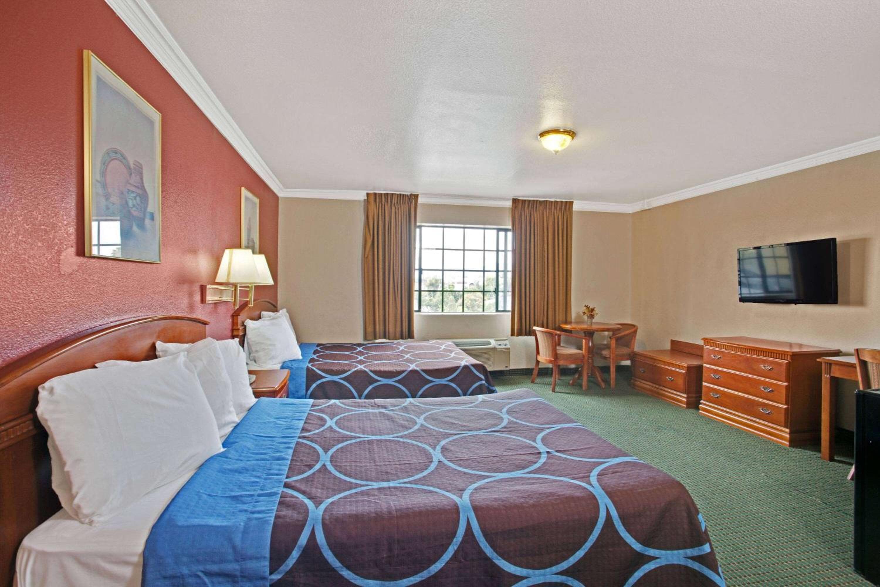 Super 8 by Wyndham Hollywood/LA Area — 7