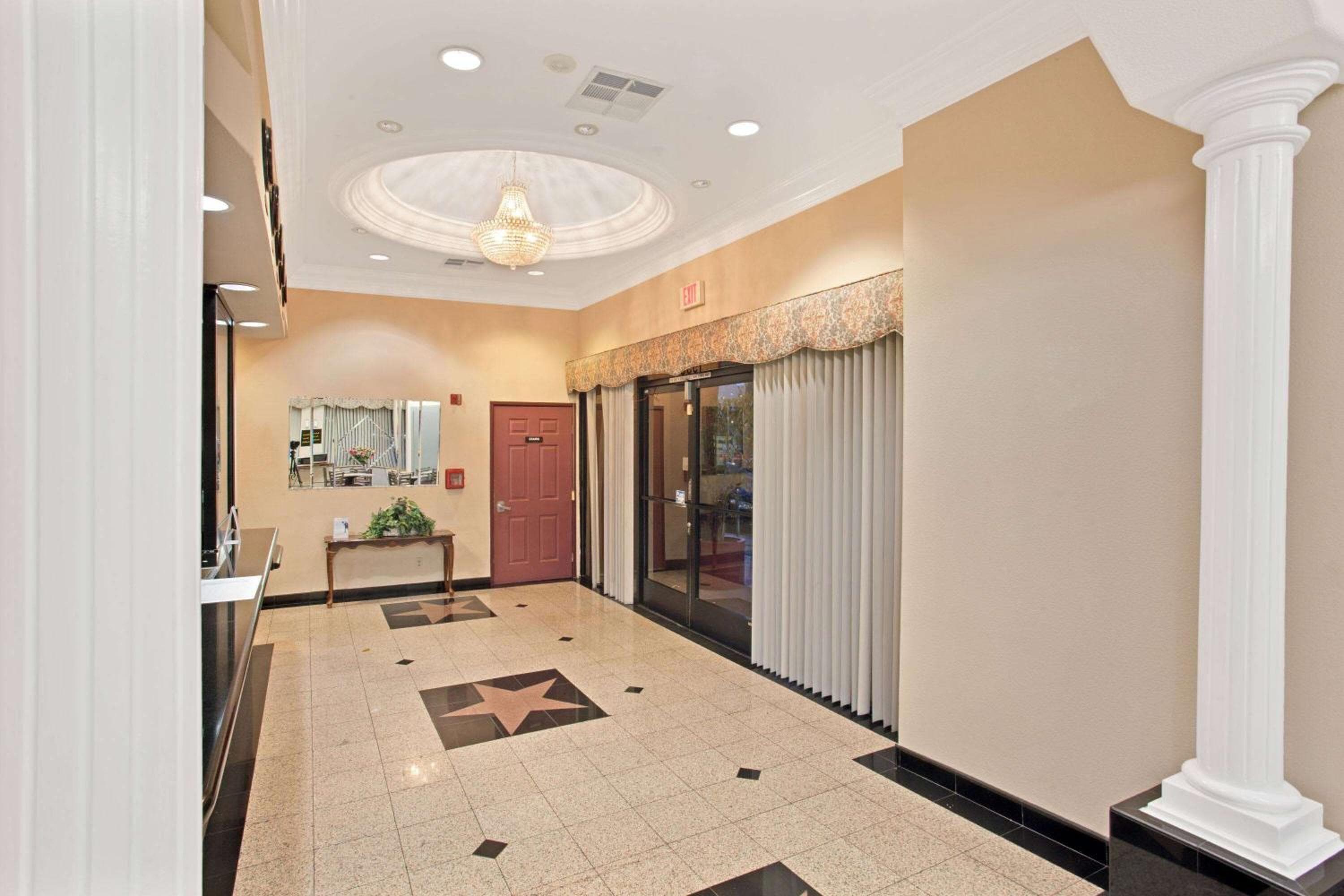 Super 8 by Wyndham Hollywood/LA Area — 14