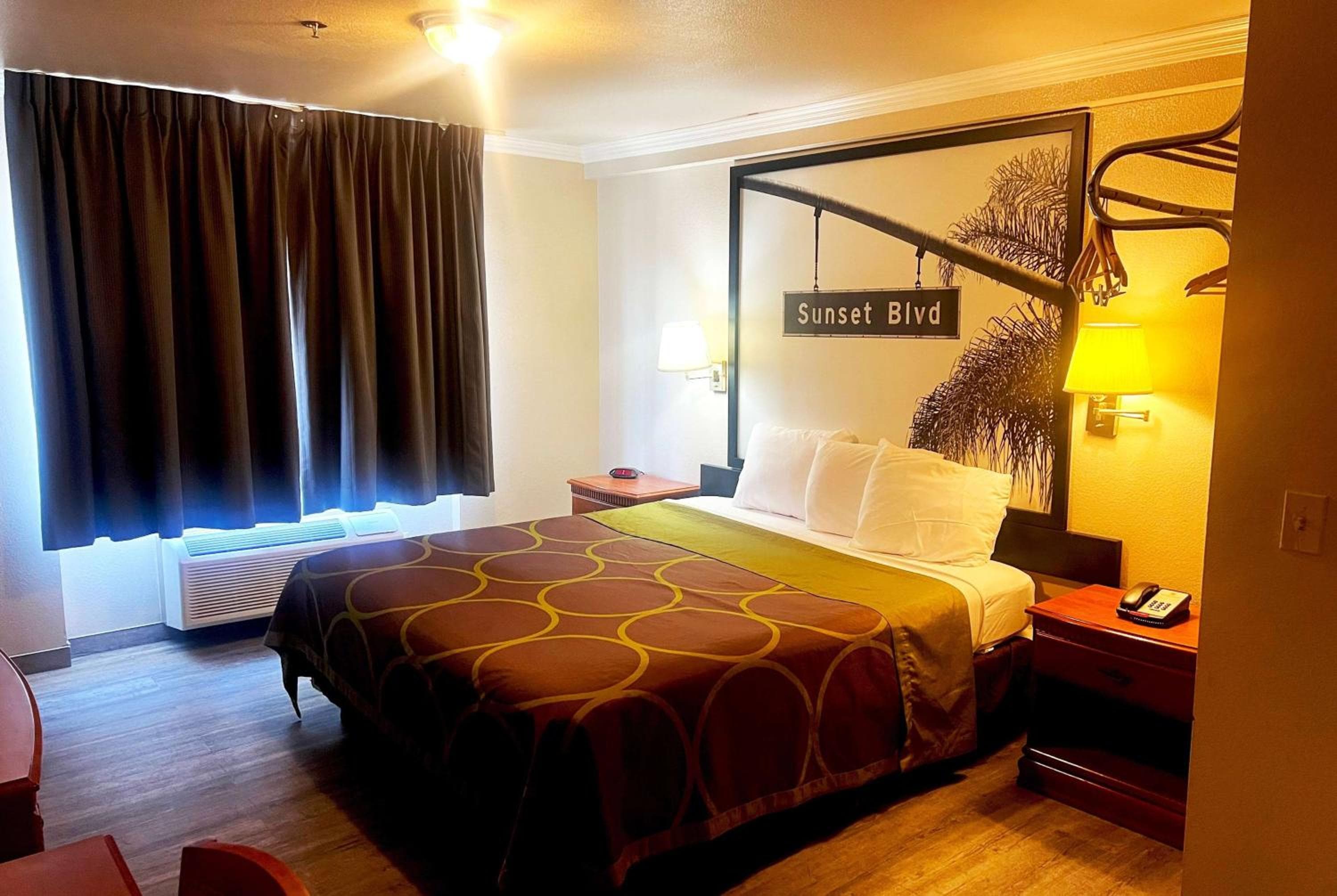 Super 8 by Wyndham Hollywood/LA Area — 15