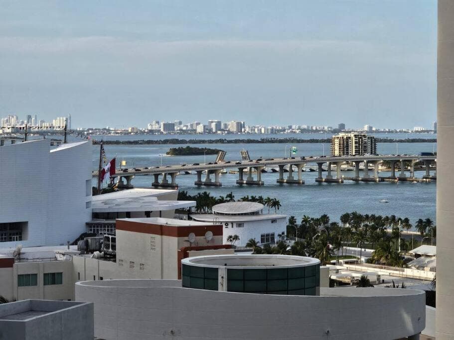 Downtown Miami Elegance. 17th Floor YotelPad — 8