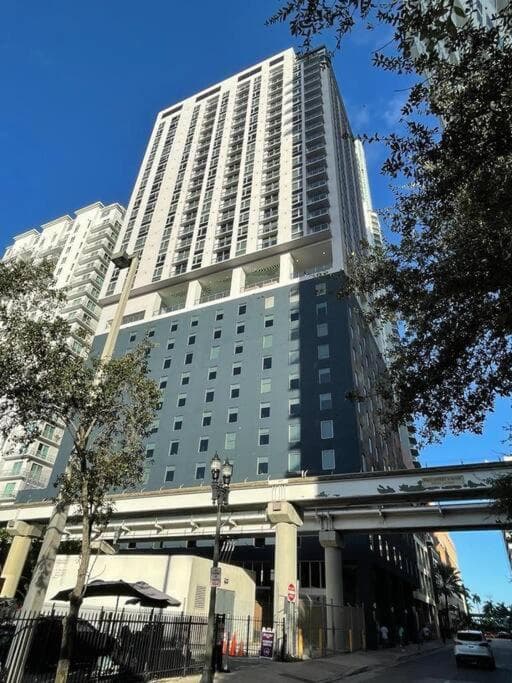 Downtown Miami Elegance. 17th Floor YotelPad — 1