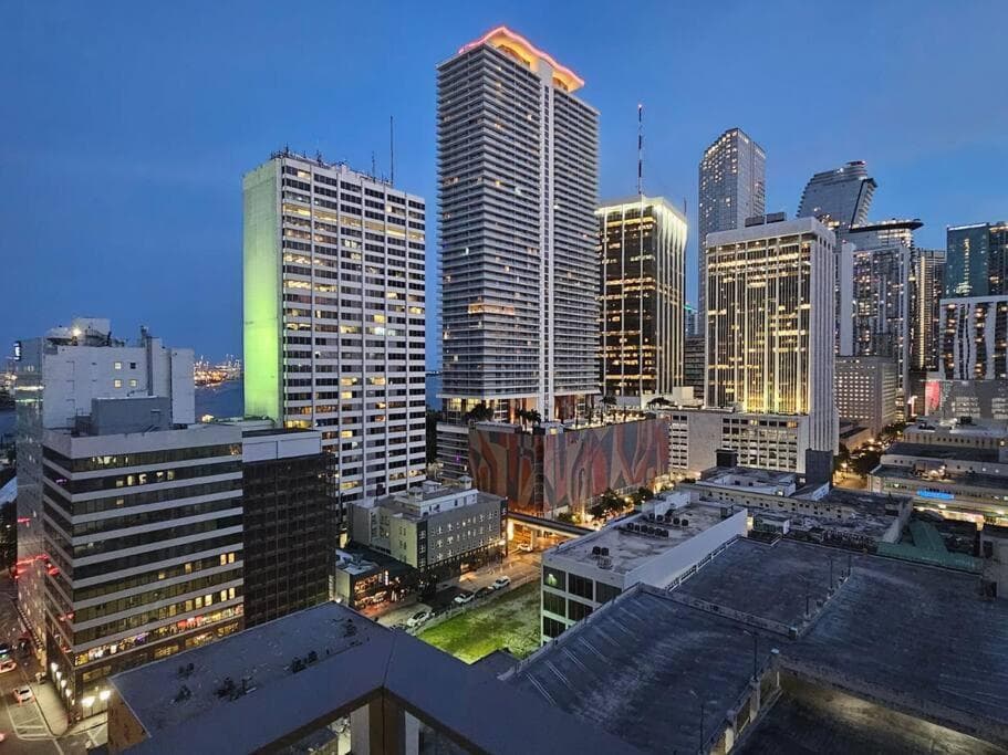 Downtown Miami Elegance. 17th Floor YotelPad — 13