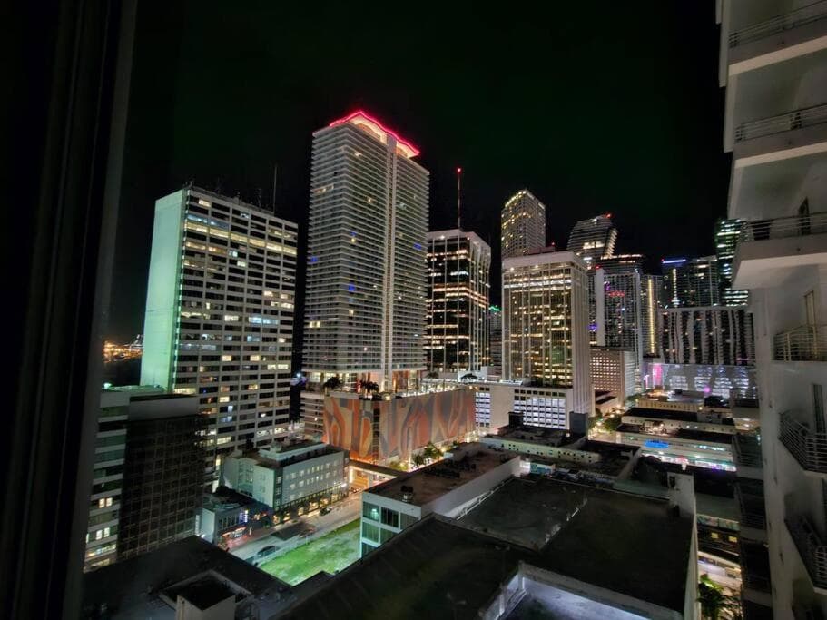 Downtown Miami Elegance. 17th Floor YotelPad — 15