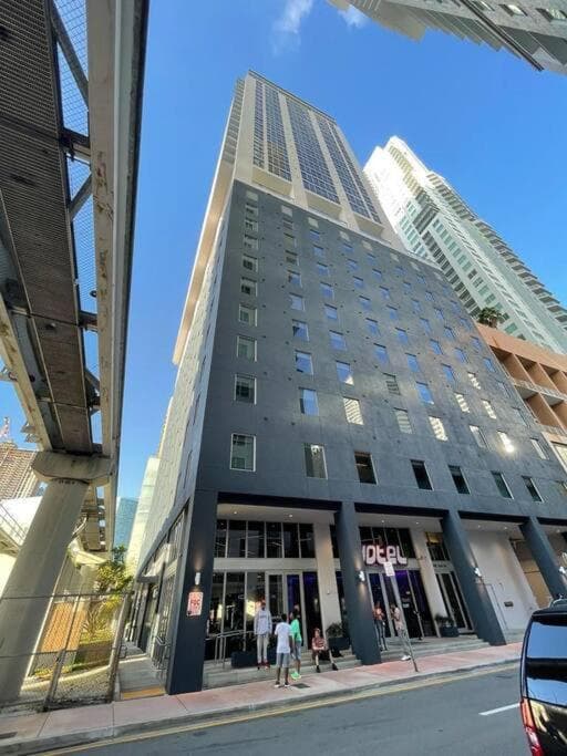 Downtown Miami Elegance. 17th Floor YotelPad — 14