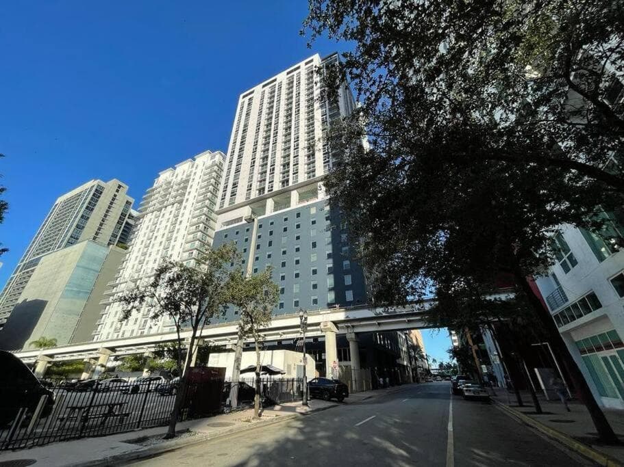 Downtown Miami Elegance. 17th Floor YotelPad — 20