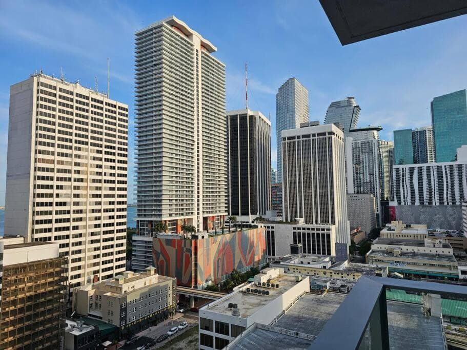 Downtown Miami Elegance. 17th Floor YotelPad — 18