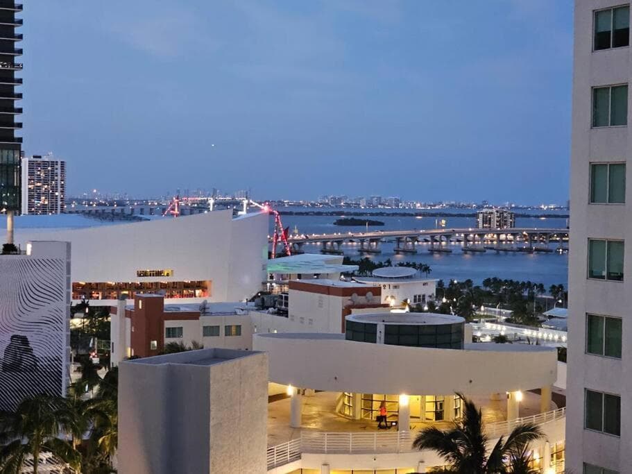 Downtown Miami Elegance. 17th Floor YotelPad — 10