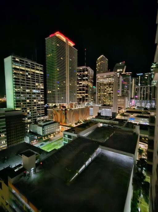 Downtown Miami Elegance. 17th Floor YotelPad — 16