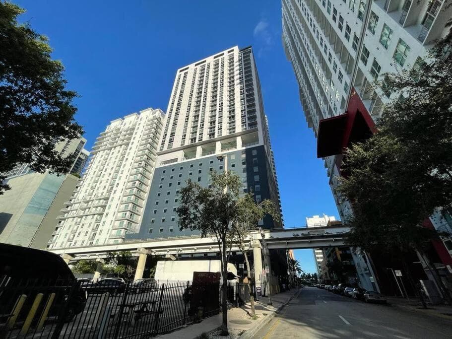 Downtown Miami Elegance. 17th Floor YotelPad — 19