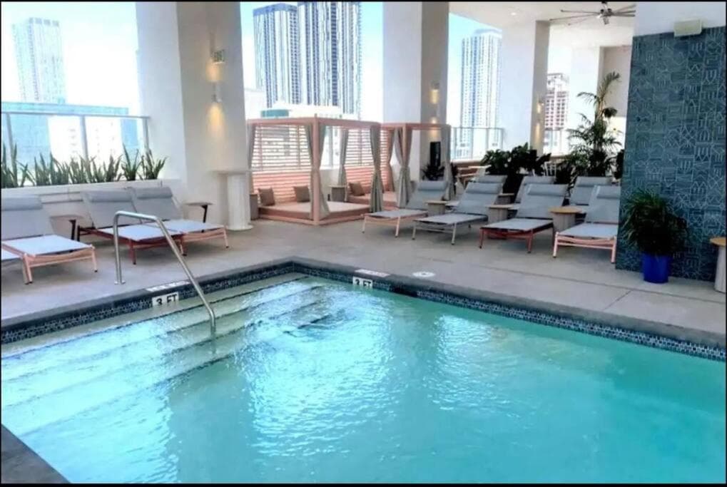 Downtown Miami Elegance. 17th Floor YotelPad — 4