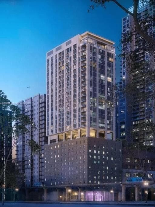 Downtown Miami Elegance. 17th Floor YotelPad — 25