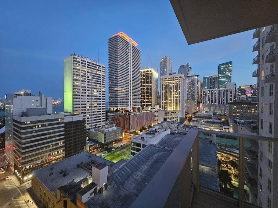 Downtown Miami Elegance. 17th Floor YotelPad — 26