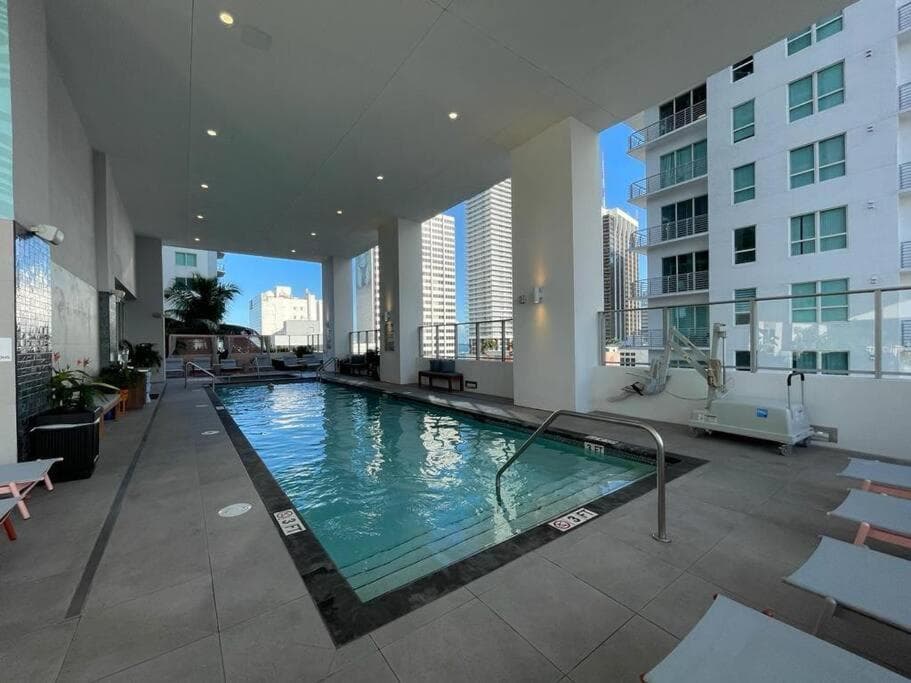 Downtown Miami Elegance. 17th Floor YotelPad — 2