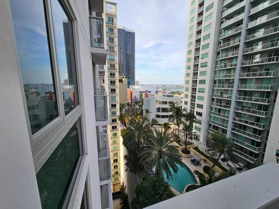 Downtown Miami Elegance. 17th Floor YotelPad — 27