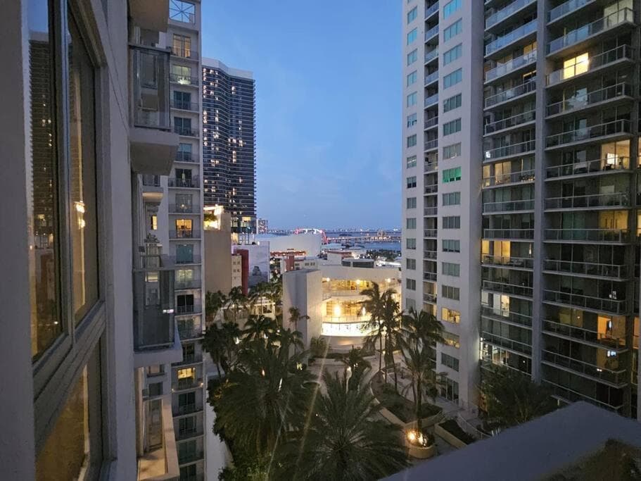 Downtown Miami Elegance. 17th Floor YotelPad — 28