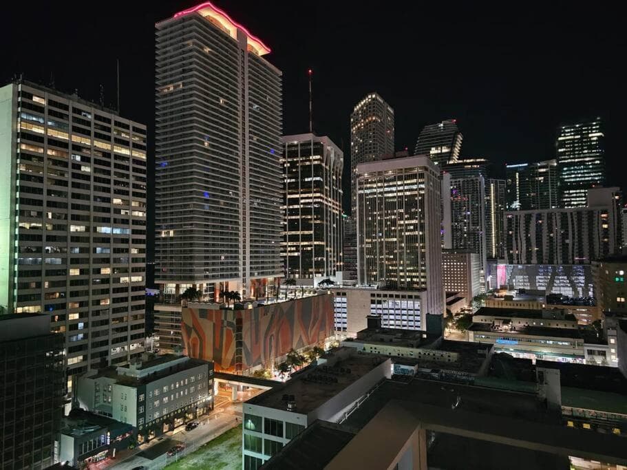 Downtown Miami Elegance. 17th Floor YotelPad — 30