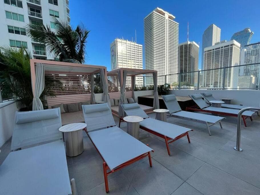 Downtown Miami Elegance. 17th Floor YotelPad — 6