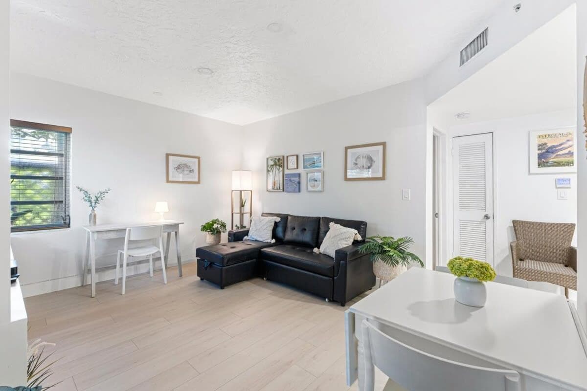 Welcoming Airbnb Walkig distance to Las Olas Blvd — 27