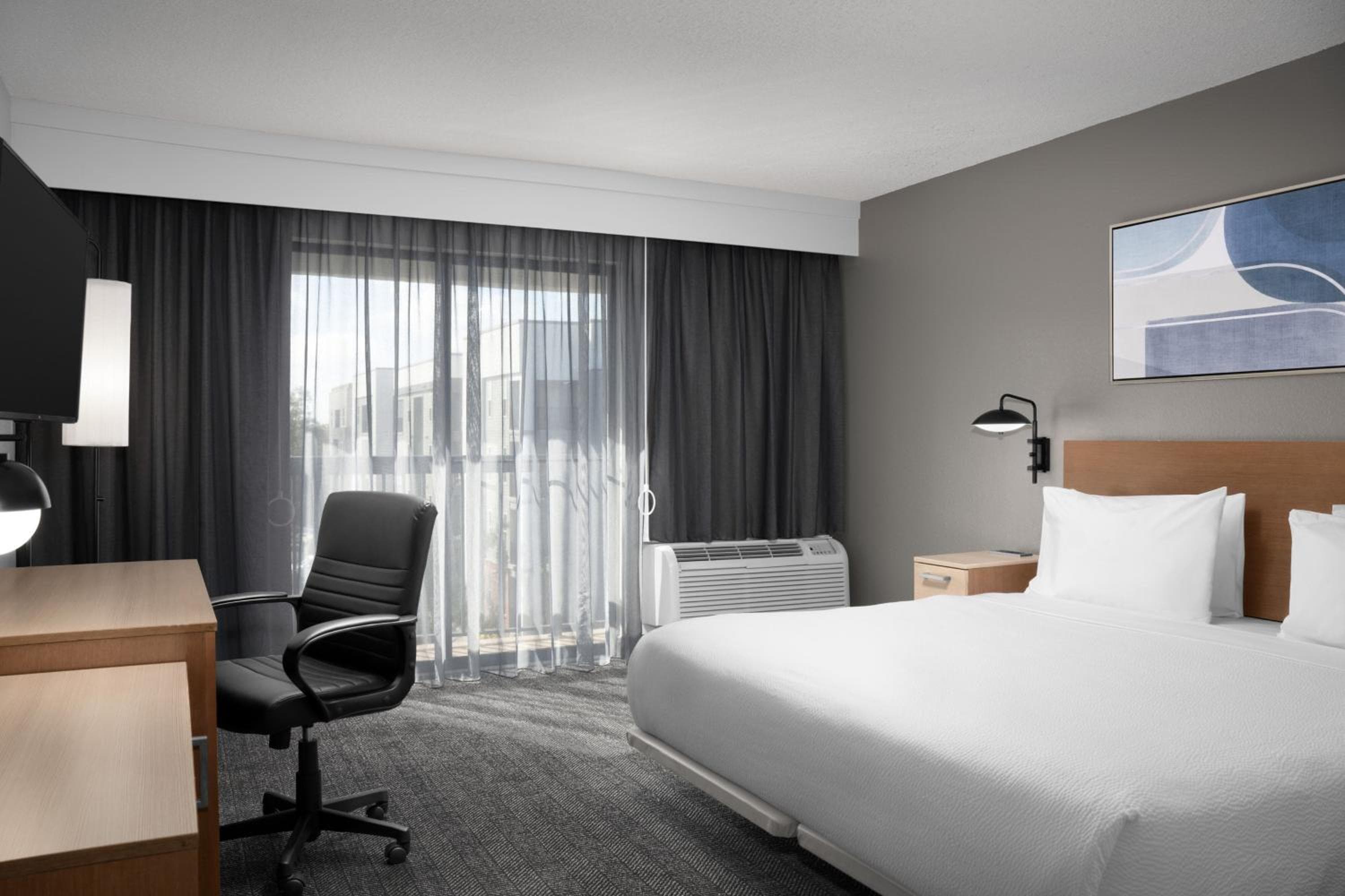 Courtyard by Marriott Orlando East/UCF Area — 11
