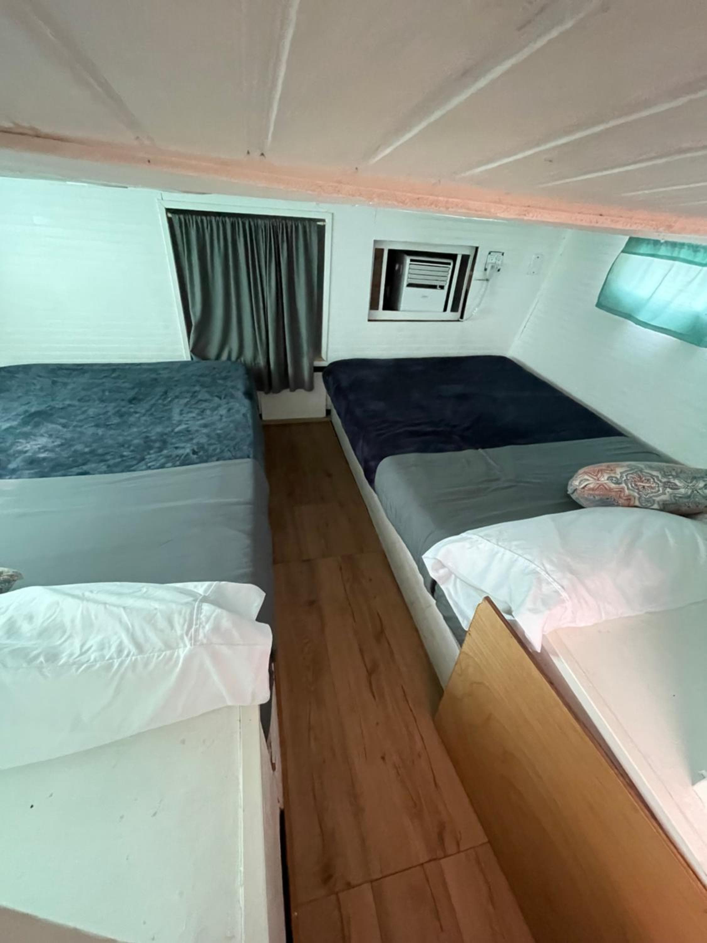 Updated houseboat on the river! — 6