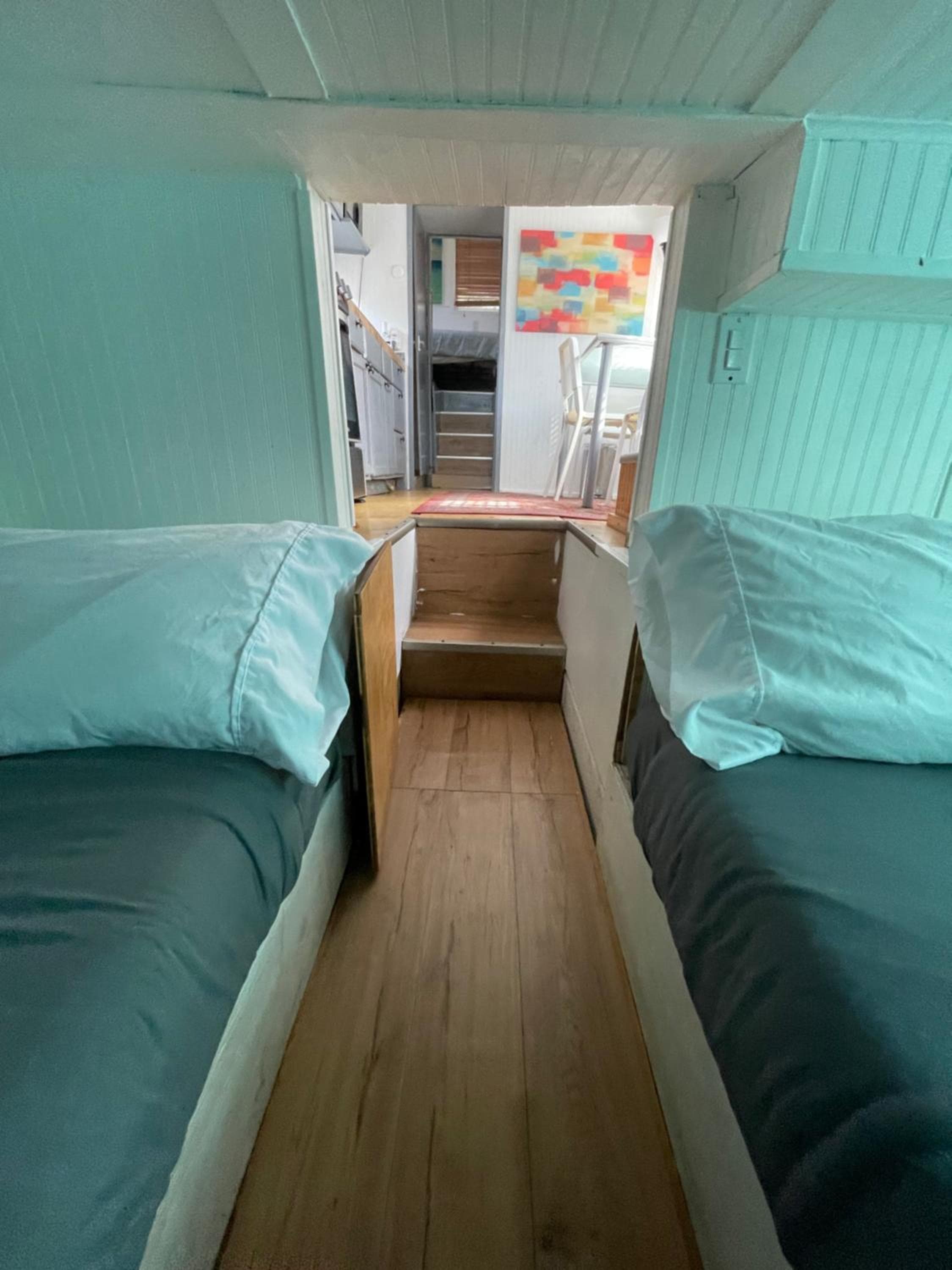 Updated houseboat on the river! — 10