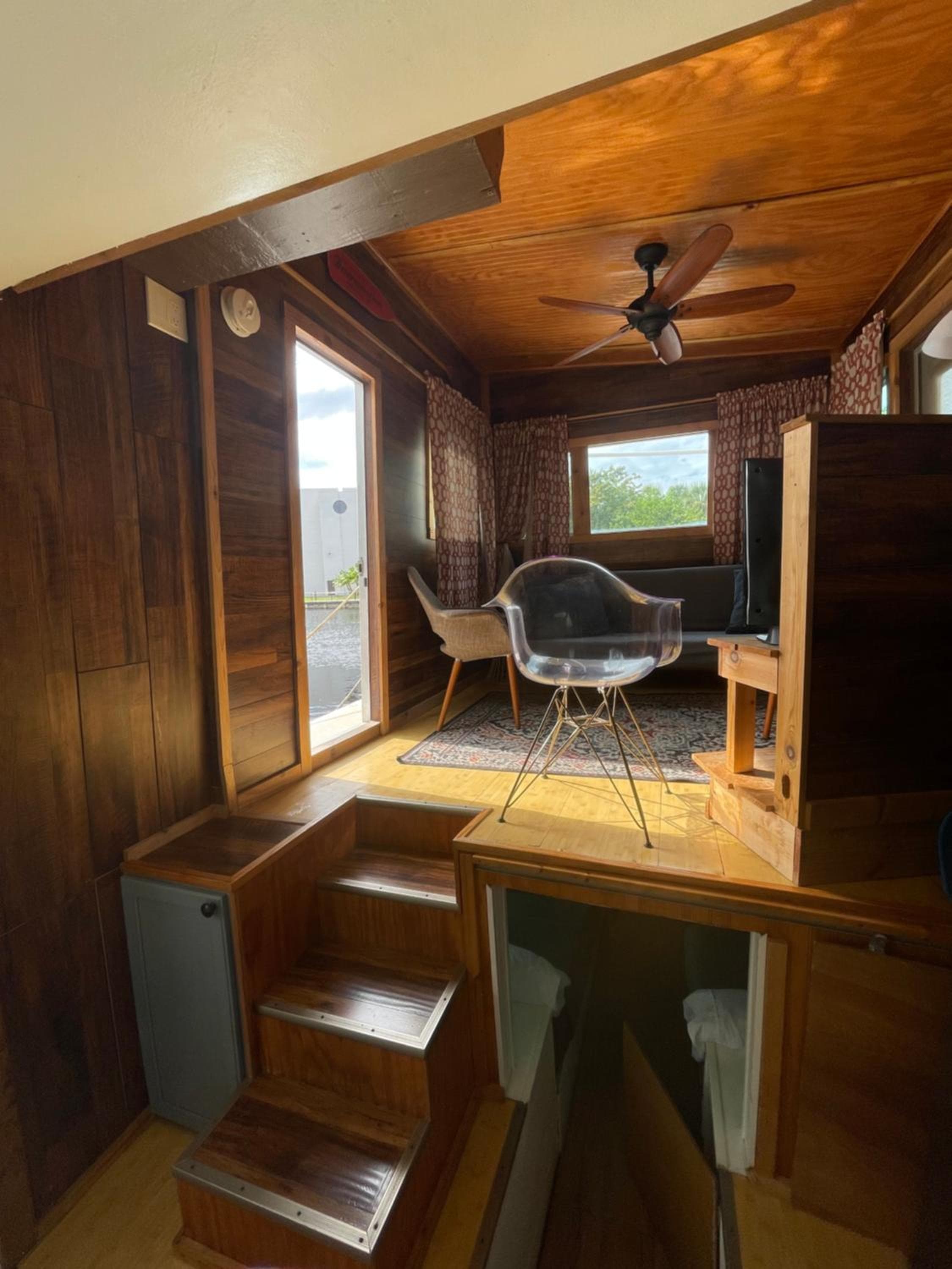Updated houseboat on the river! — 14