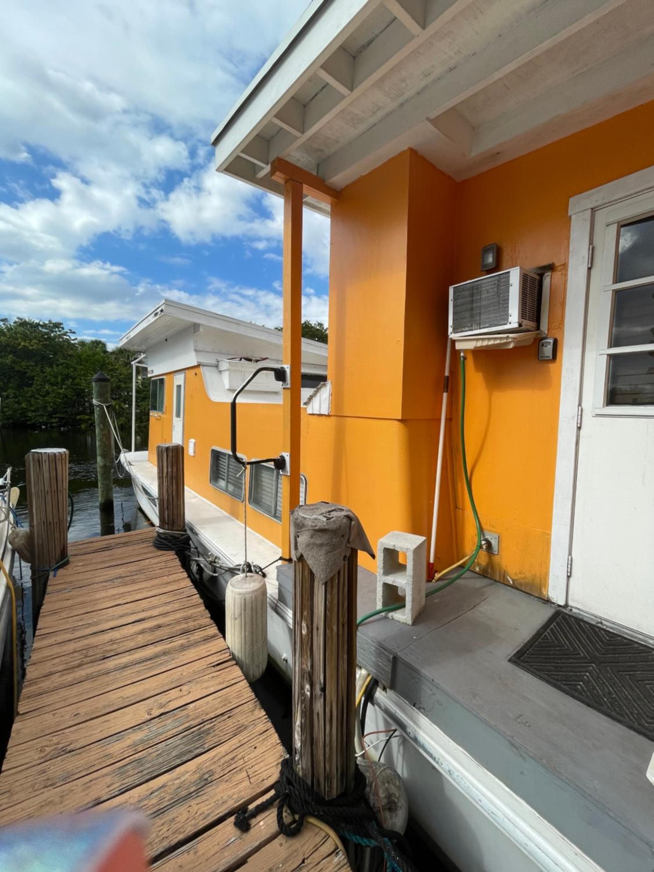 Updated houseboat on the river! — 8