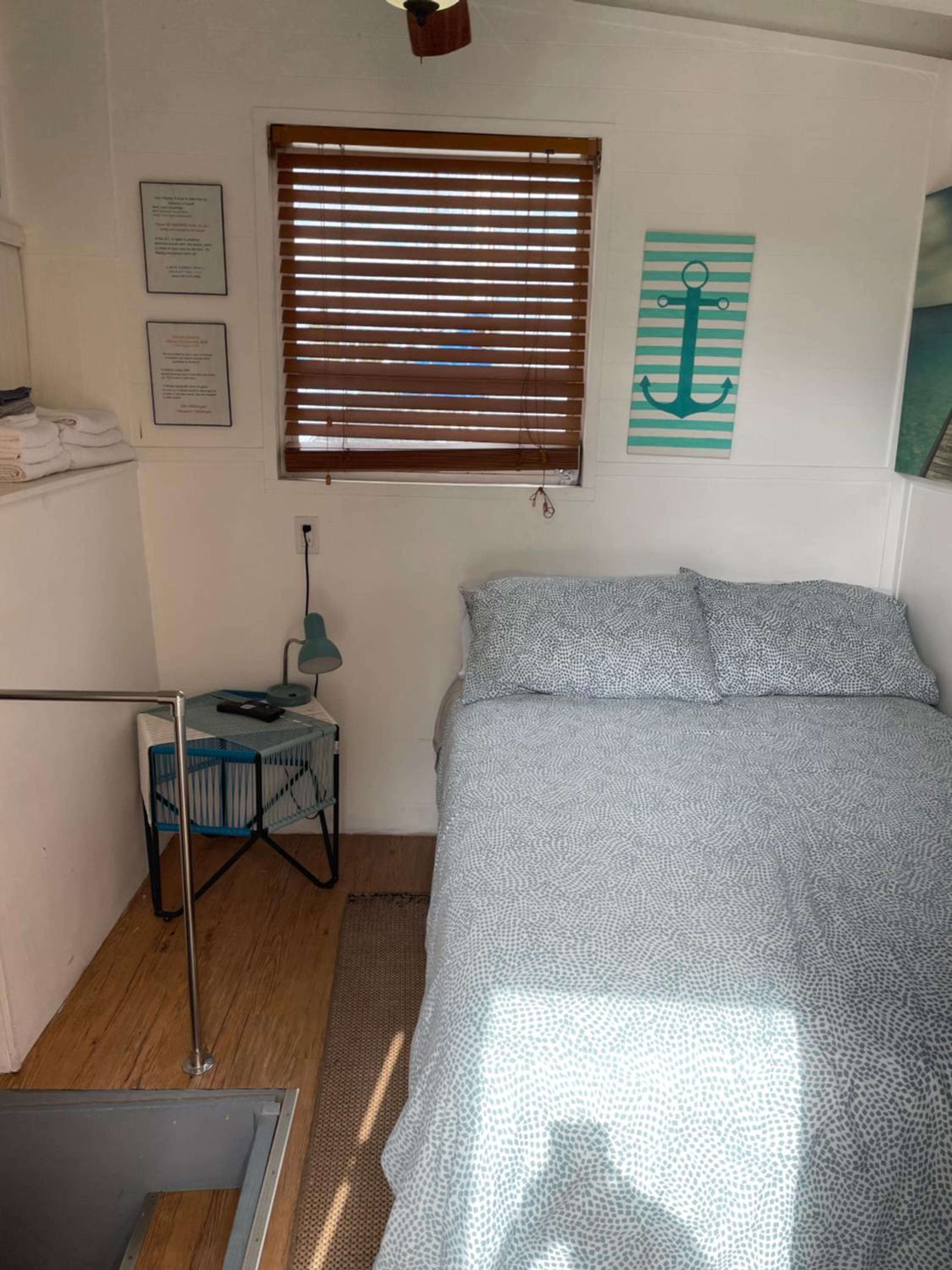 Updated houseboat on the river! — 17