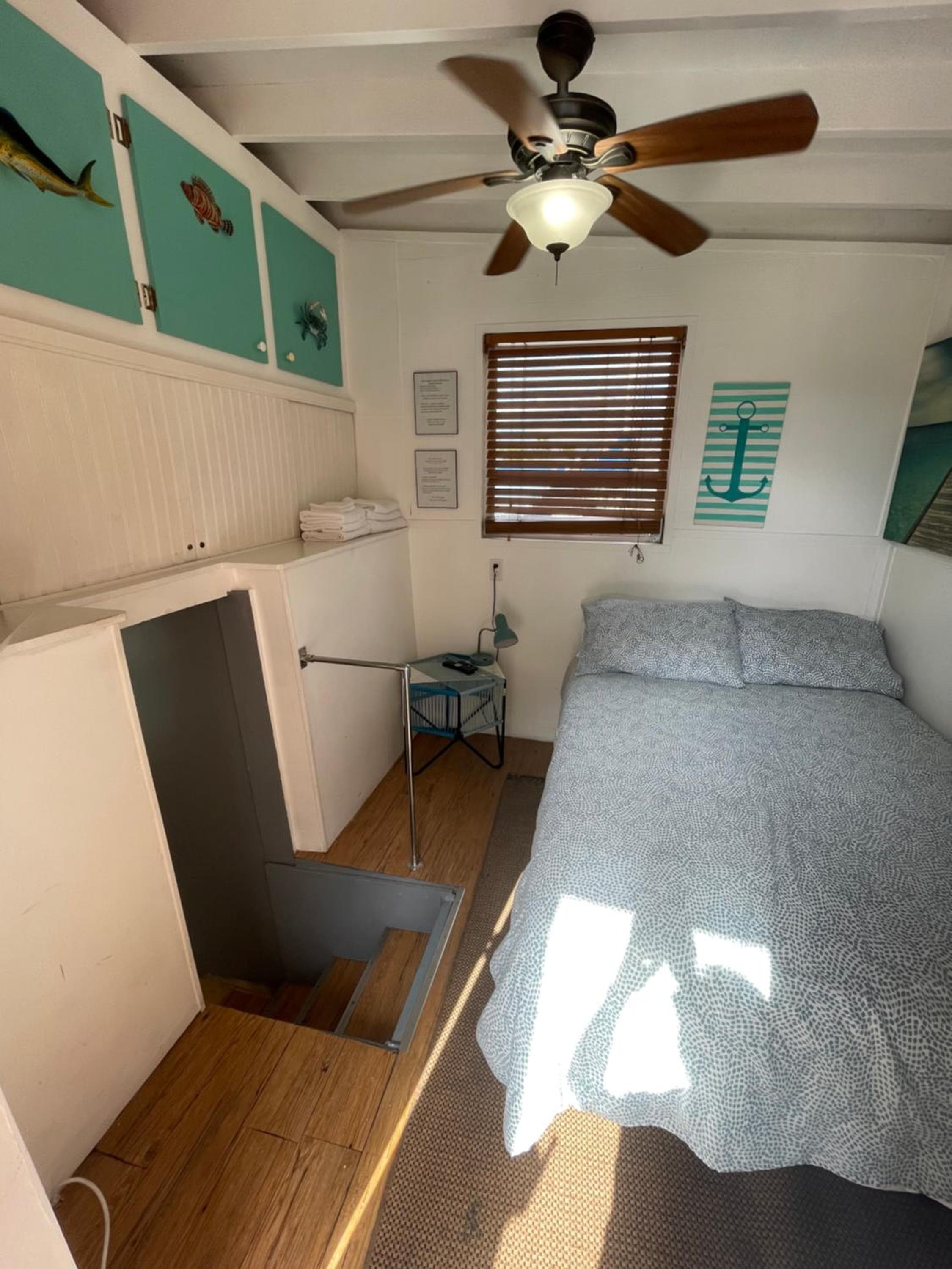 Updated houseboat on the river! — 2