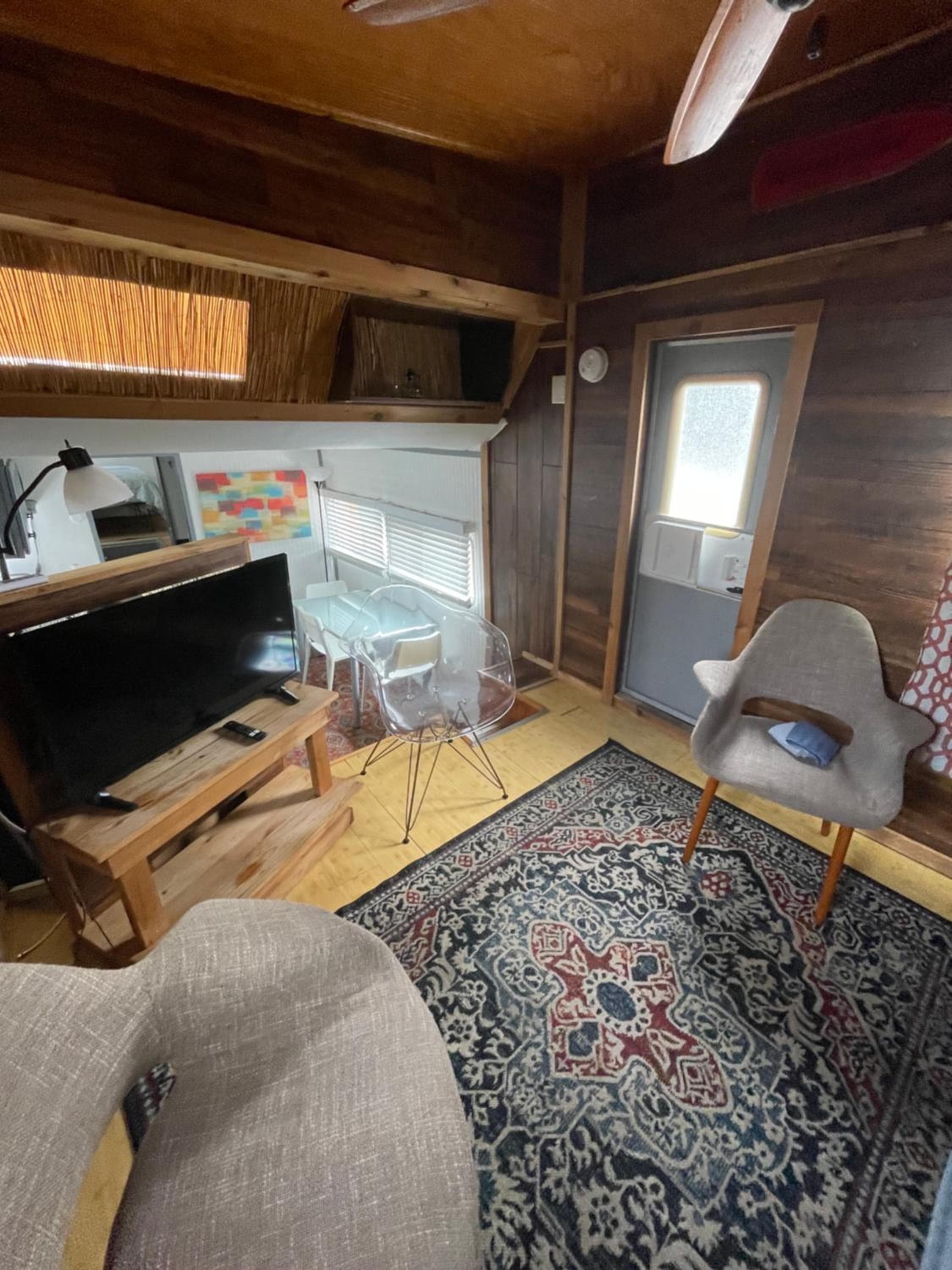 Updated houseboat on the river! — 9