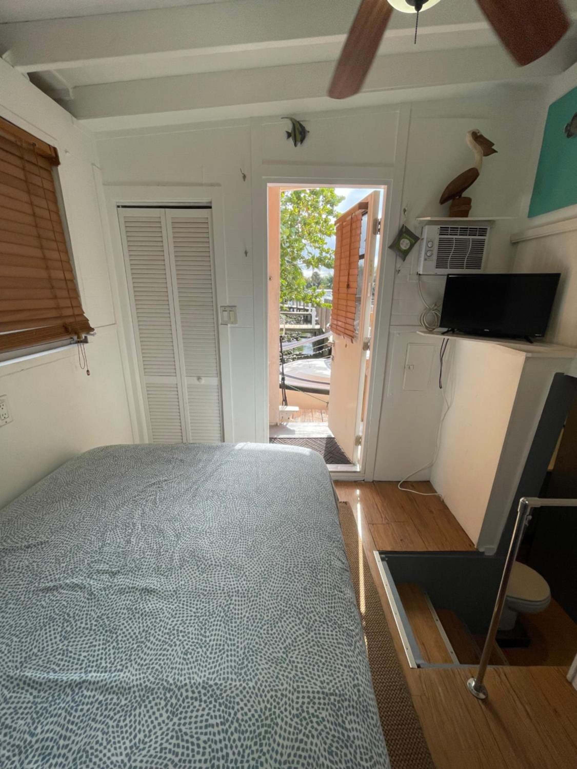 Updated houseboat on the river! — 20