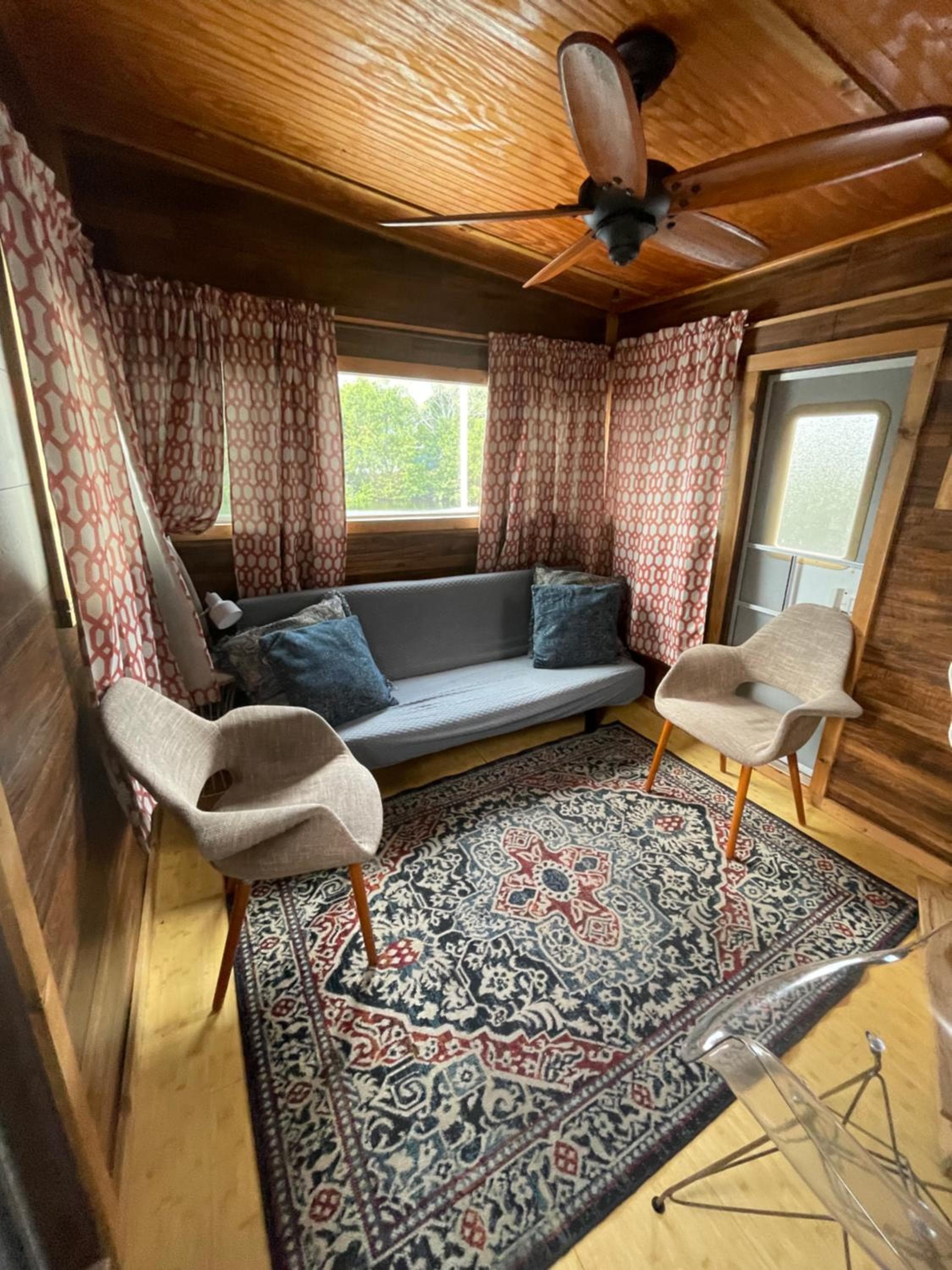 Updated houseboat on the river! — 1