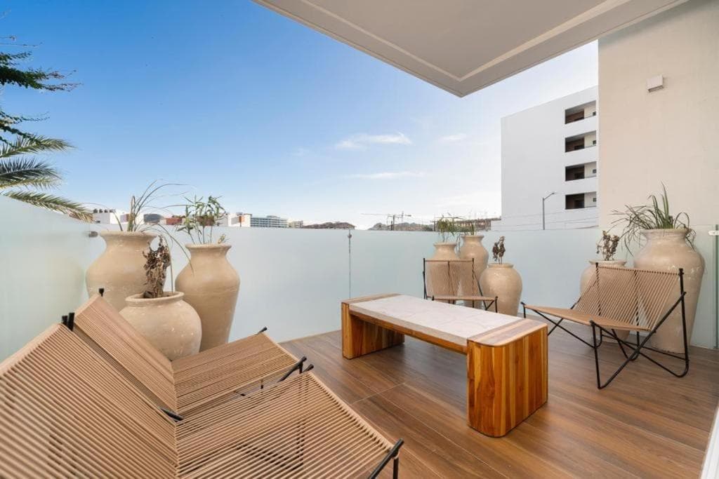 New 3BR condo with exceptional location with pool — 10