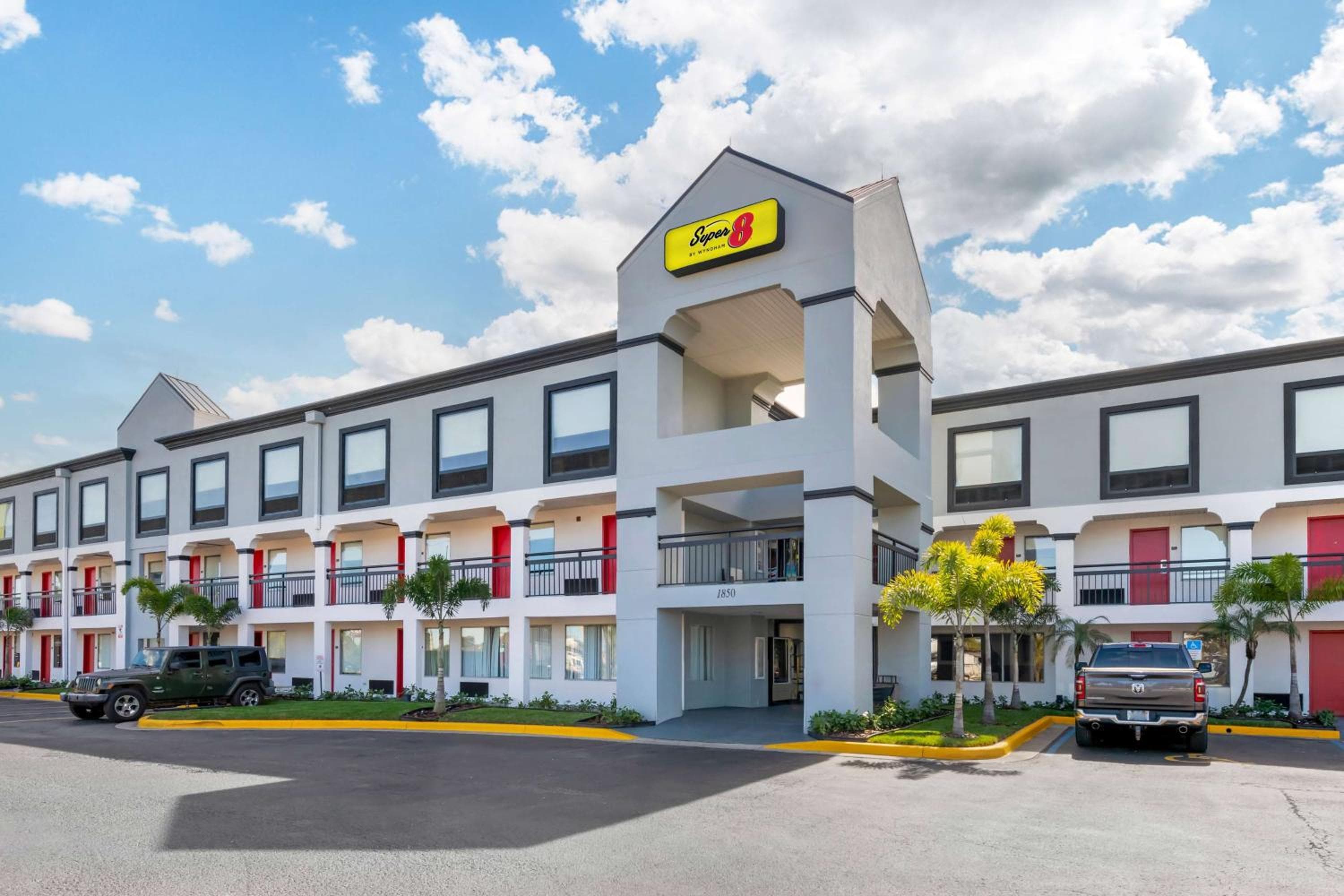Super 8 by Wyndham Orlando Near Florida Mall — 2