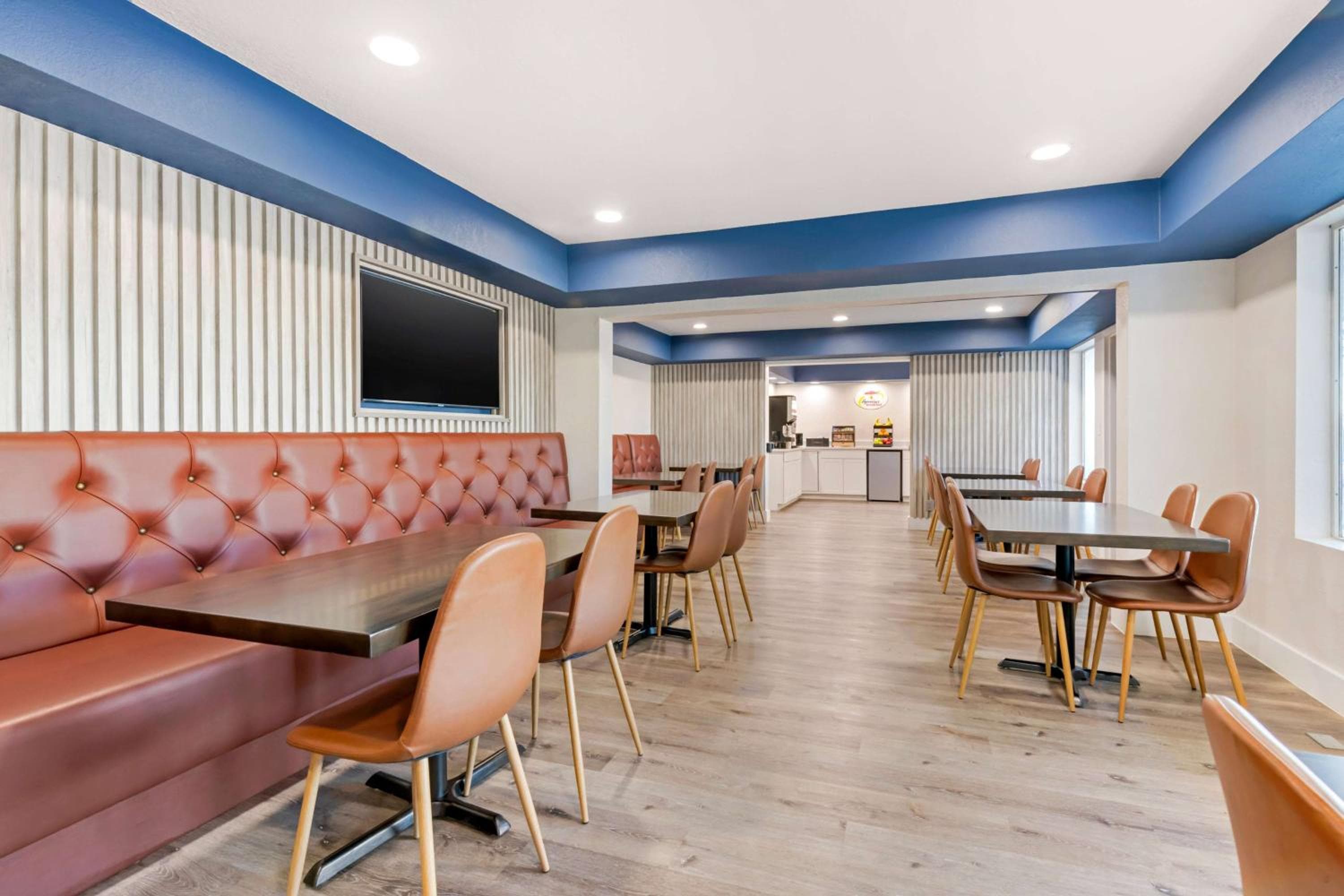 Super 8 by Wyndham Orlando Near Florida Mall — 6