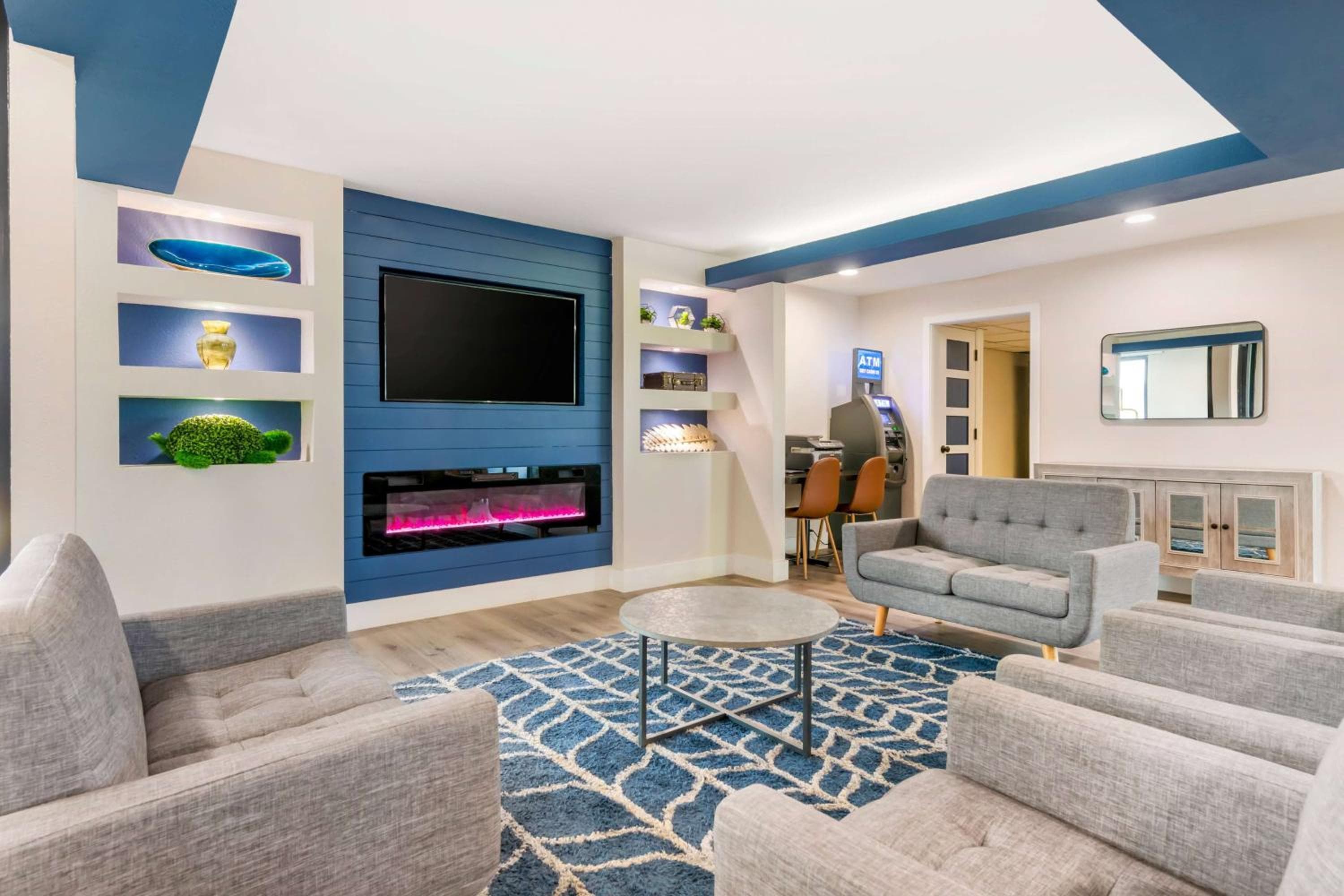 Super 8 by Wyndham Orlando Near Florida Mall — 4