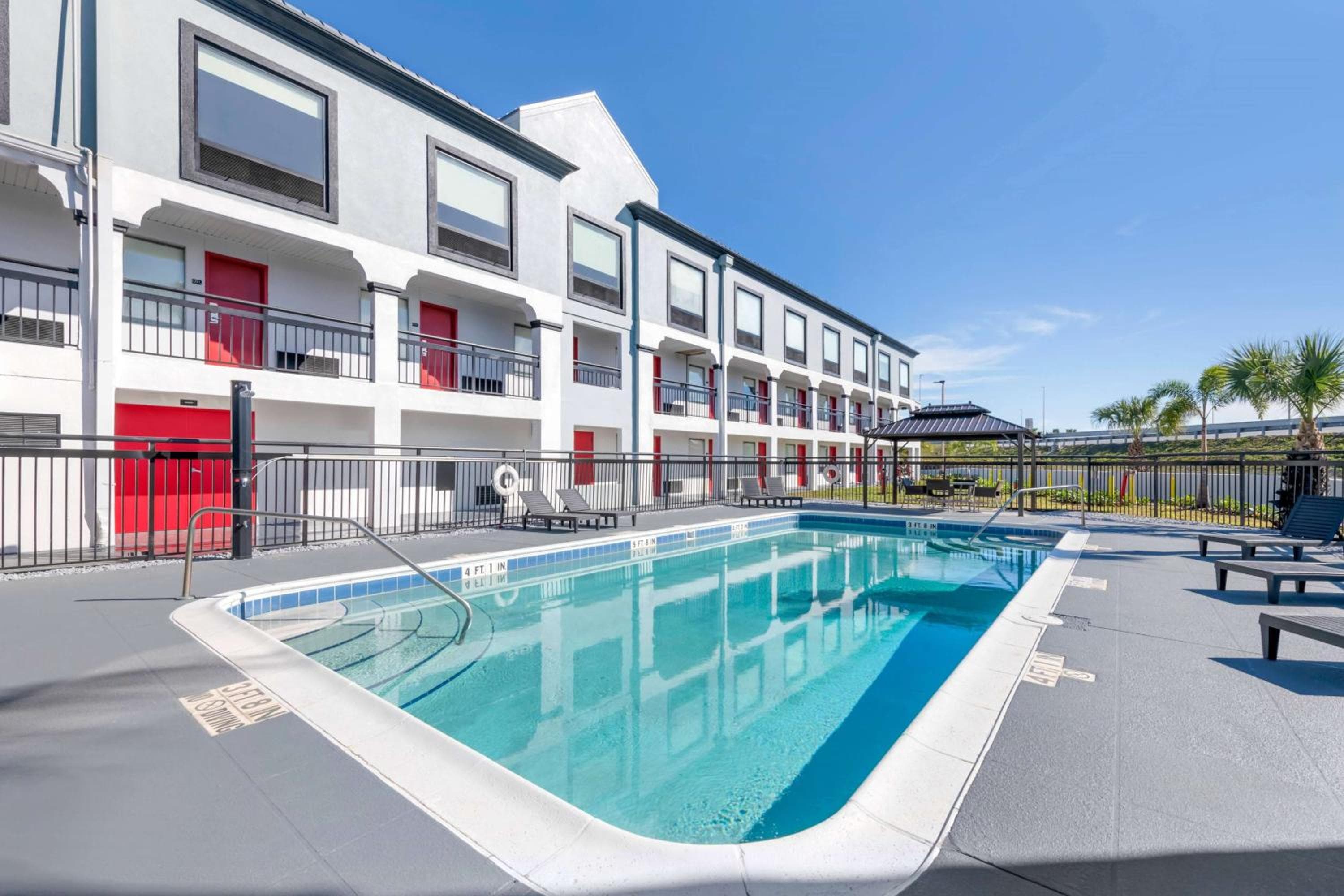 Super 8 by Wyndham Orlando Near Florida Mall — 7