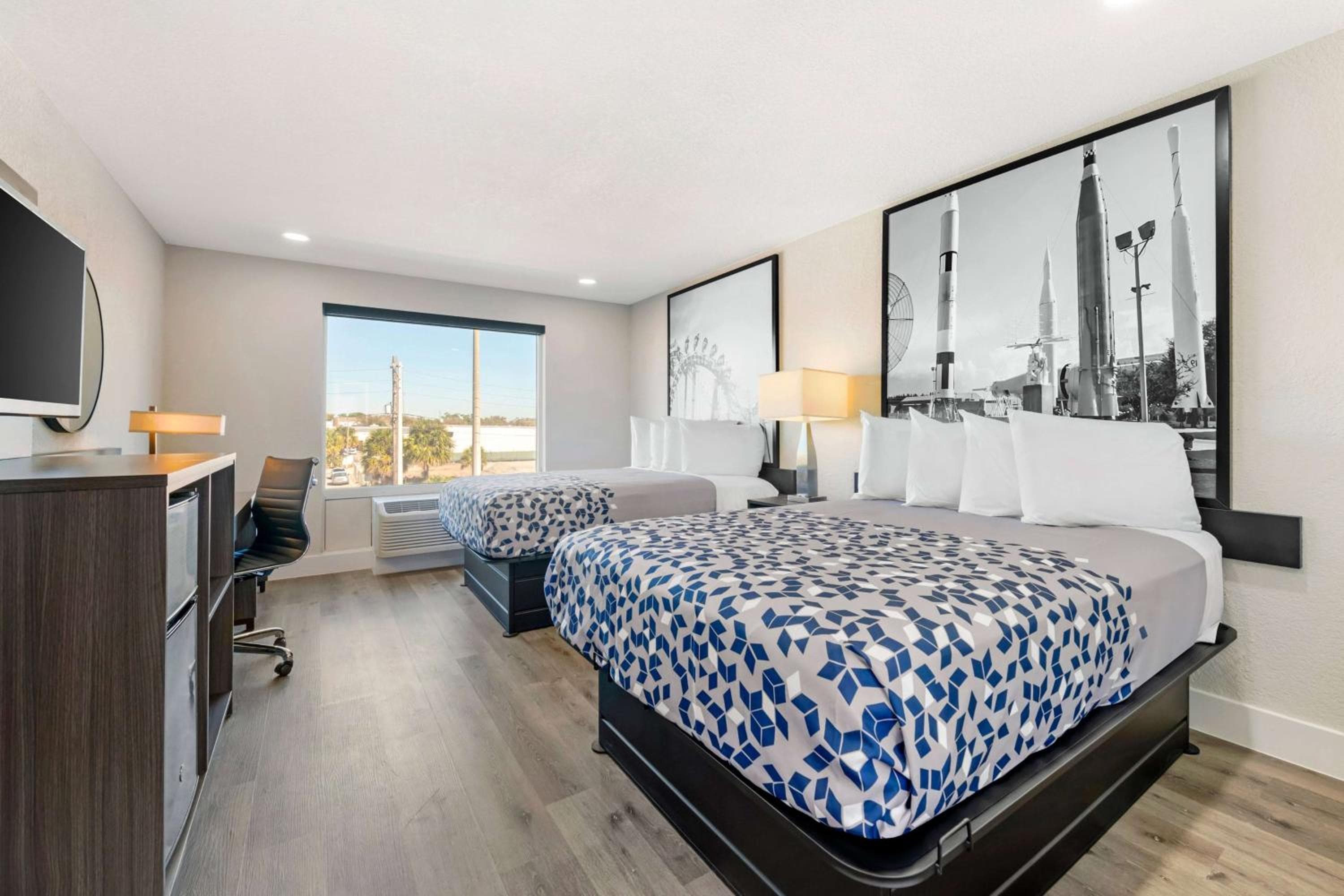 Super 8 by Wyndham Orlando Near Florida Mall — 10