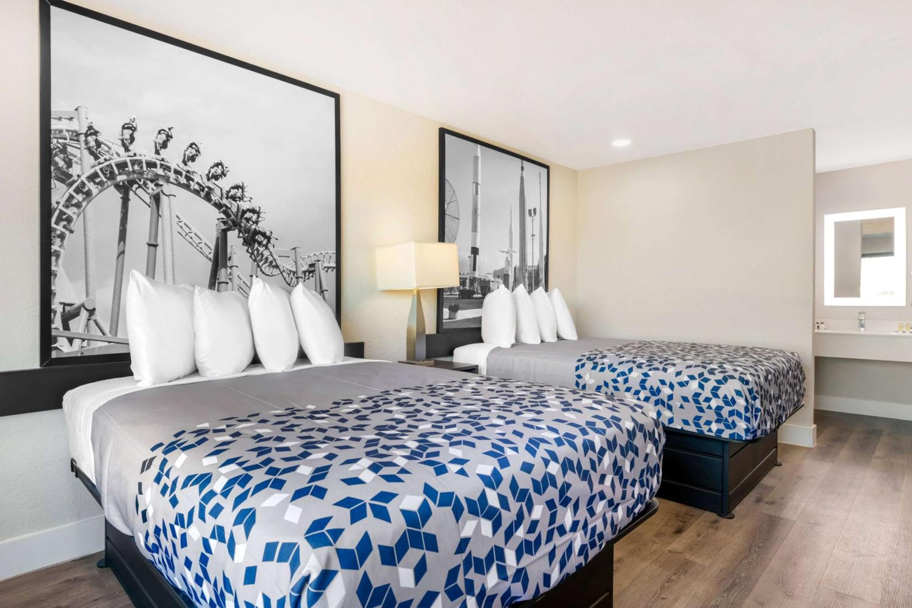 Super 8 by Wyndham Orlando Near Florida Mall — 12