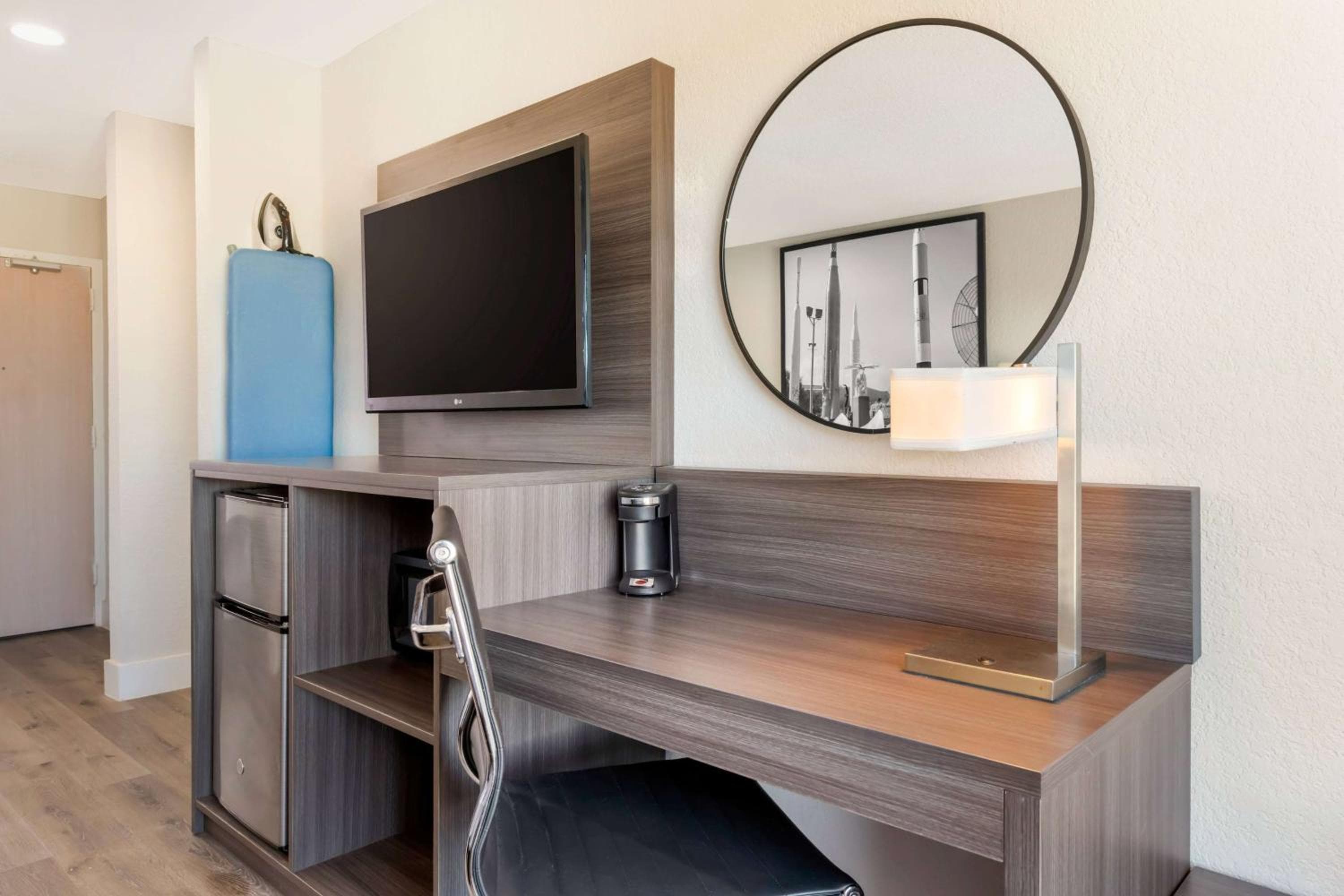 Super 8 by Wyndham Orlando Near Florida Mall — 11