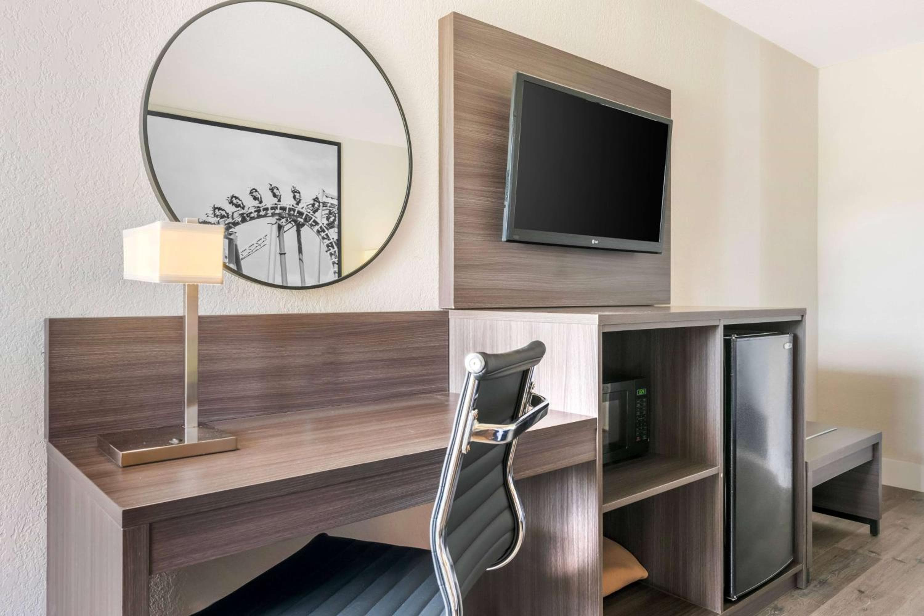 Super 8 by Wyndham Orlando Near Florida Mall — 19